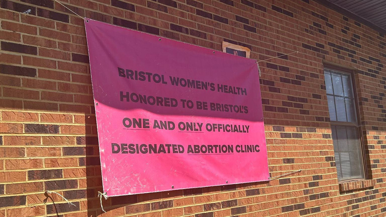 Na rozom velikom znaku okačenom na zgradi piše: Bristol Women's Health je počastvovan što je prva i jedina zvanična klinika za abortuse