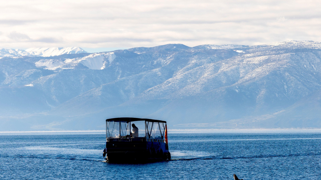 Brod klizi preko kristalne vode Ohridskog jezera, ohrid, ohridsko jezero  