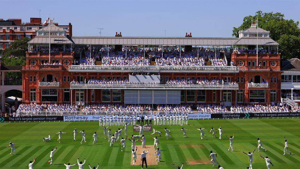 na fotografiji se vide indijski igrači u više poza dok kontrolišu igru uvodnog jutra trećeg test meča protiv Engleske.