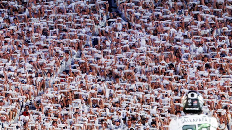 Igrač američkog fudbala Rodžer Saleapaga gleda na tribinu krcatu navijačima