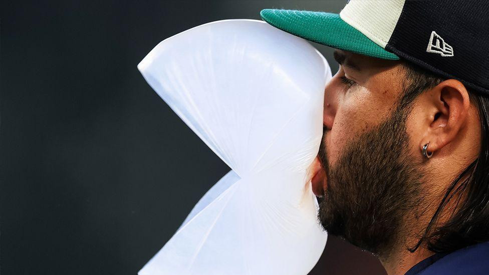 Eugenio Suarez iz Sijetl Marinersa pravi balon od žvakaće gume uoči utakmice američke lige protiv Detroit Tajgersa