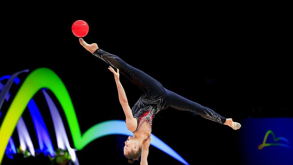 Meital Majan Sumkin nastupa sa loptom i balansira na jednoj ruci na Svetskom prvenstvu u ritmičkoj gimnastici 2025. u Rio de Žaneiru