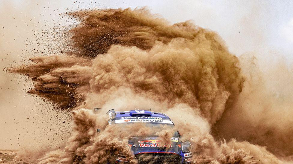 reli automobil diže prašinu