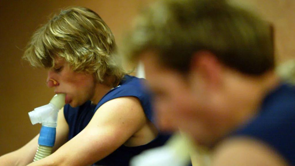 žena proverava kapacitet pluća