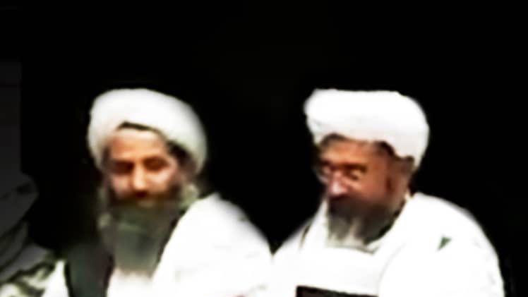 Postoje samo dve potvrđene slike Akundžade; ova, na kojoj se vrhovni vođa vidi sleva, potvrdio je avganistanski servis BBC-ja