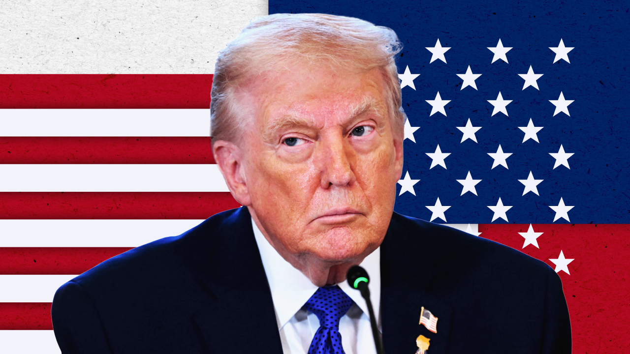 Donald Tramp u odelu sa plavom kravatom, a iza njega su elementi američke zastave