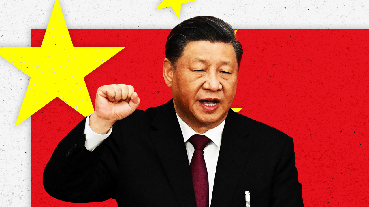 Điping sa podignutom pesnicom, a iza njega je pozadina sa elementima kineske zastave