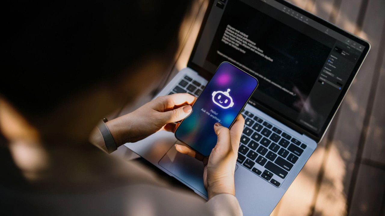 Čovek drži telefon