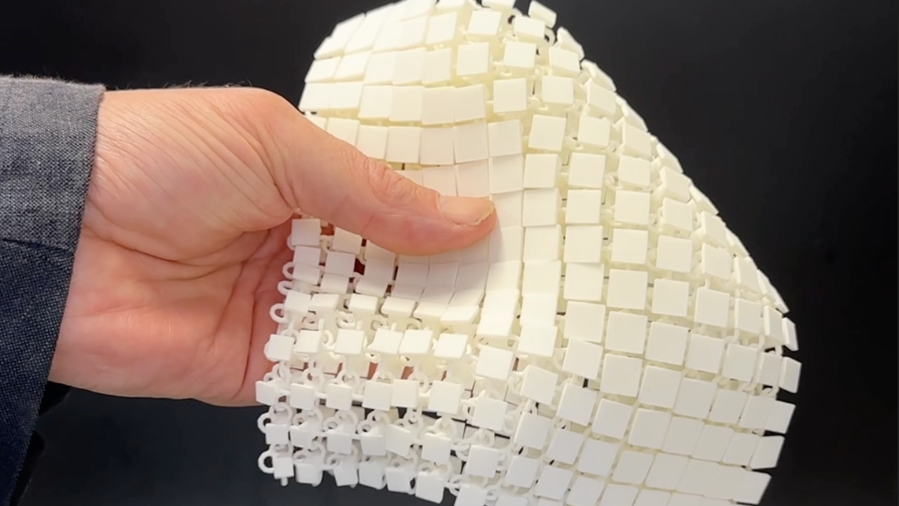 uzorak materijala napravljenog od malih kvadrata, međusobno povezanih po principu lančare 