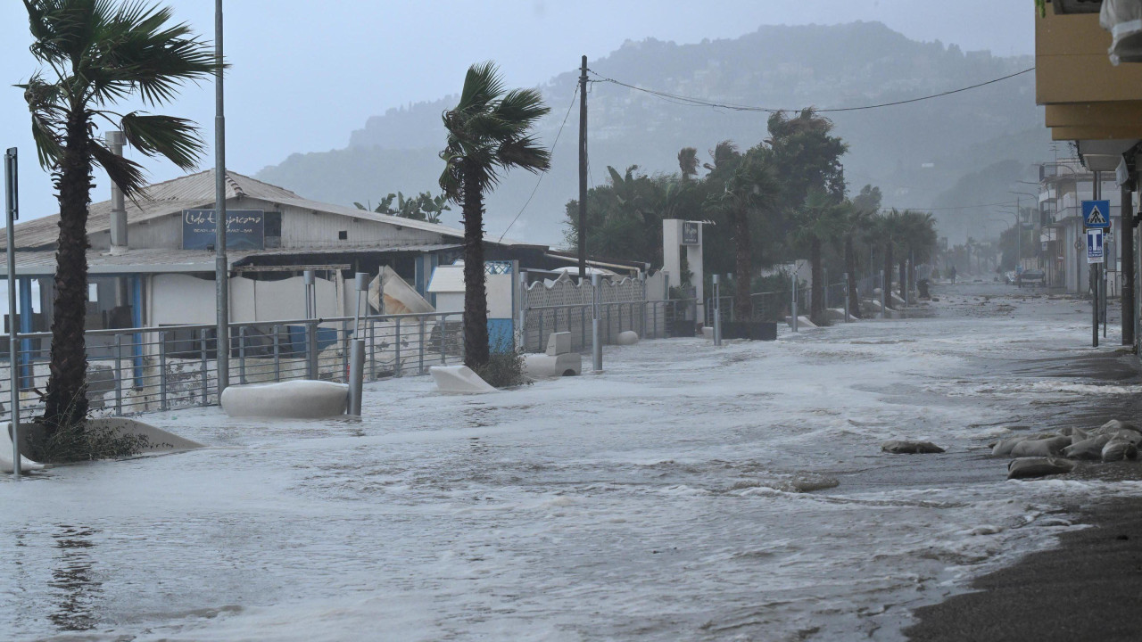Područja pogođena lošim vremenom u blizini plaže Maceo u Taormini, na istočnoj obali Sicilije, južna Italija, 20. januara 2026. Italijanska služba civilne zaštite izdala je crveno upozorenje na loše vreme širom Sardinije, Sicilije i Kalabrije 