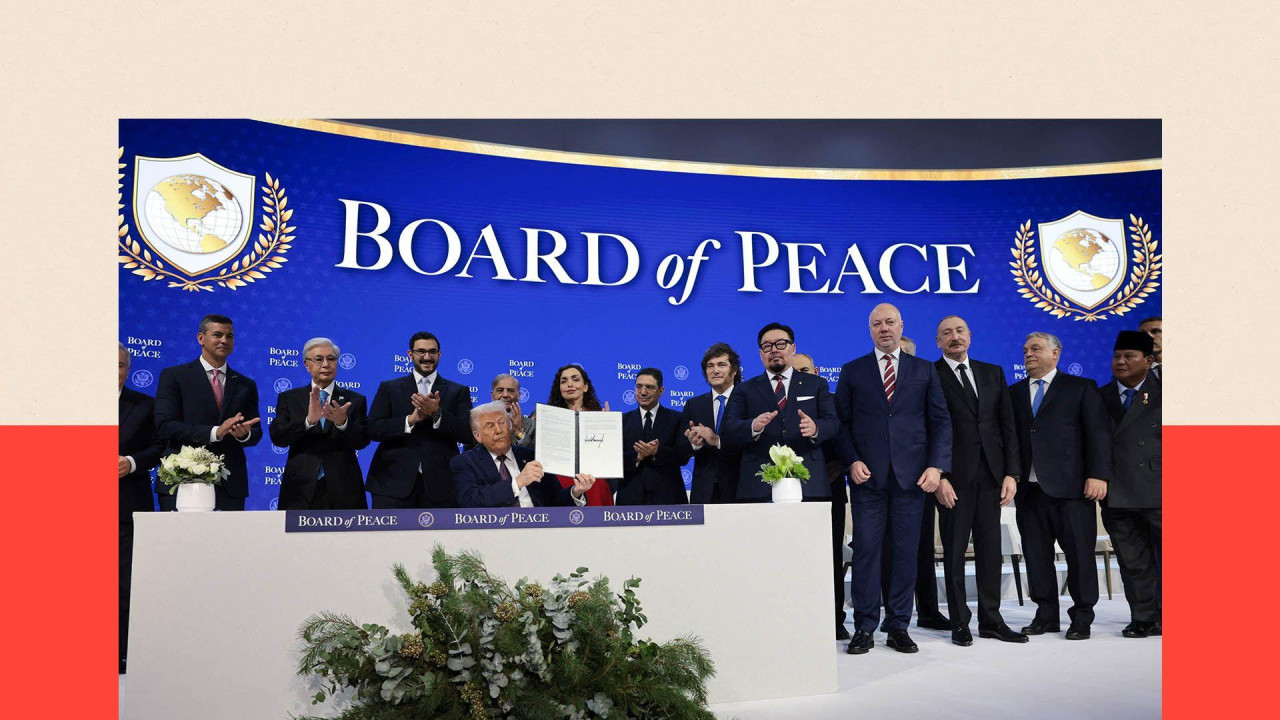 donald tramp na predstavljanju odbora za mir okružen nekolicinom državnika u Davosu