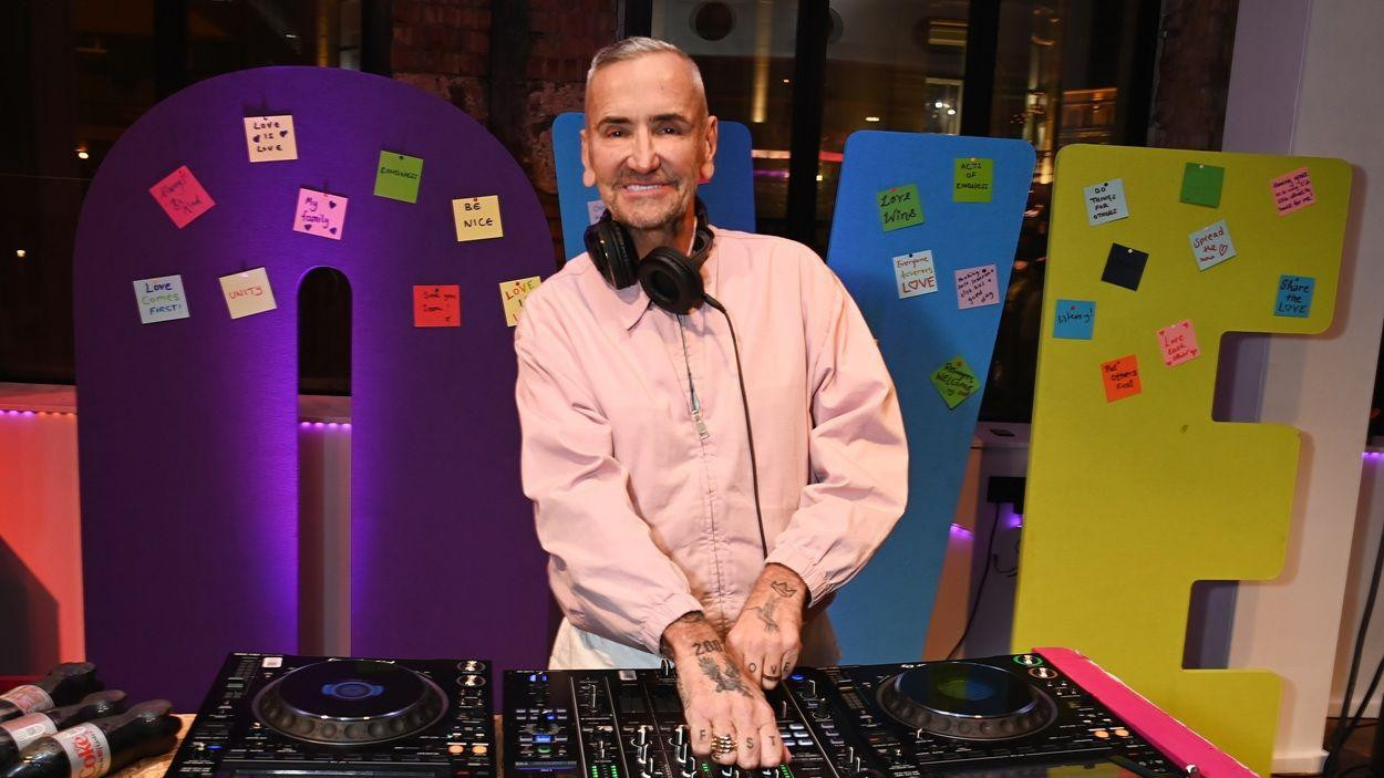 Di-džej Fat Toni u rozoj košulji nad muzičkom miksetom