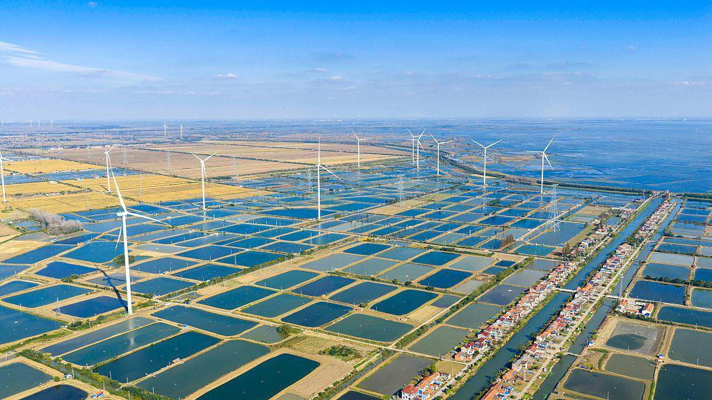 Snimak drona vetroelektrane na ravnom travnatom zemljištu