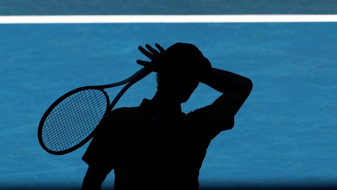 janik siner, silueta janika sinera kako briše znoj tokom meča na Australijan openu