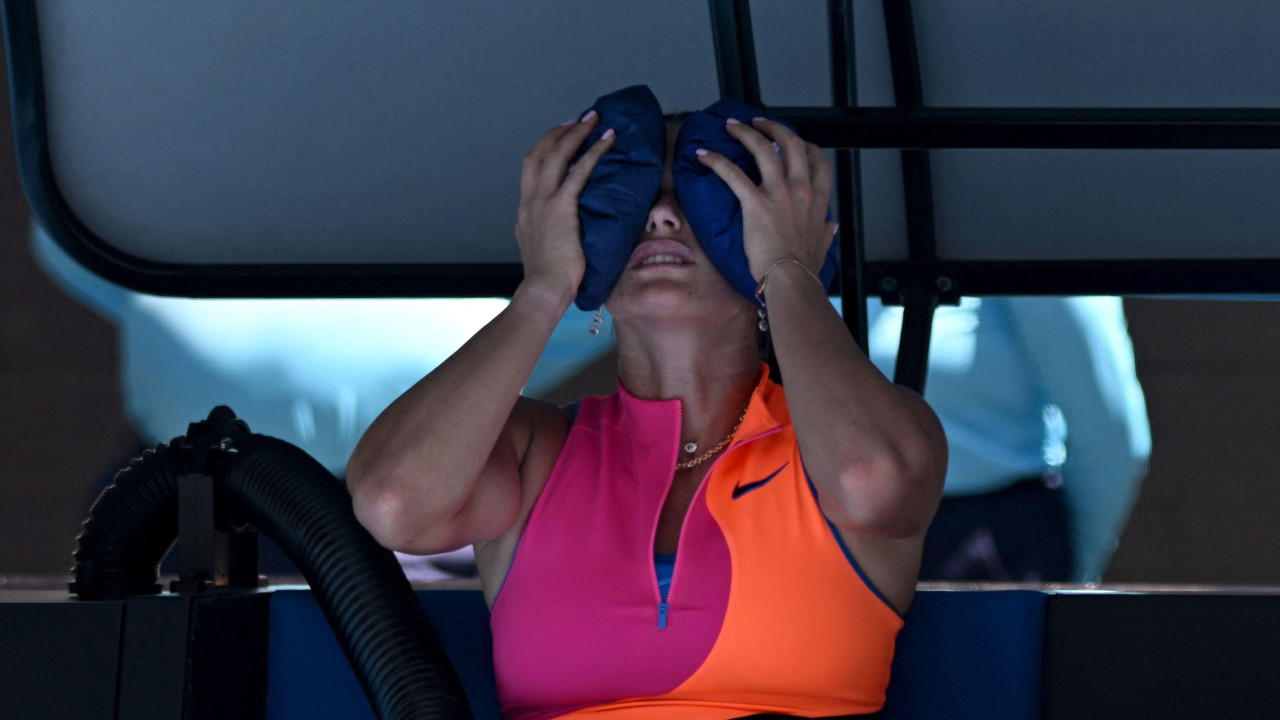 arina sabalenka stavlja led na glavu da se osveži po velikoj vrućini u melburnu