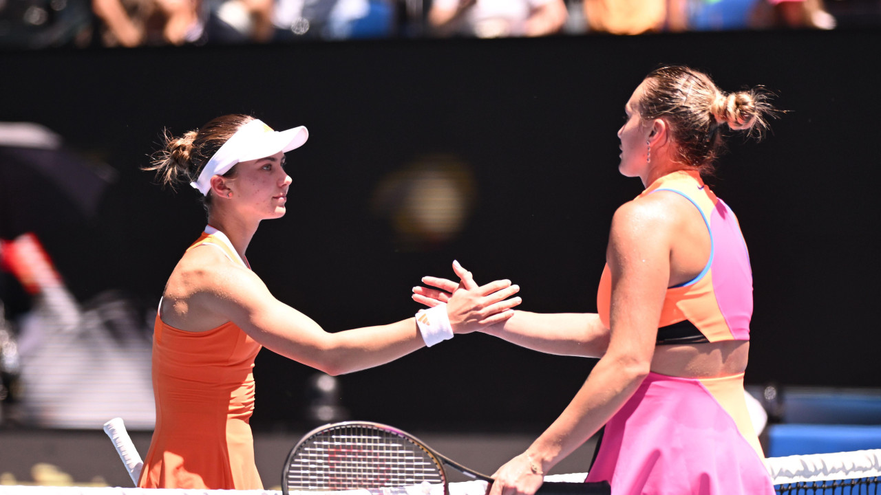 Arina Sabalenka (desno) iz Belorusije rukuje se sa Ivom Jović (levo) iz SAD nakon pobede u njihovom meču četvrtfinala za žene 10. dana teniskog turnira Australijan Open 2026. u Melburnu, Australija, 27. januara 2026.