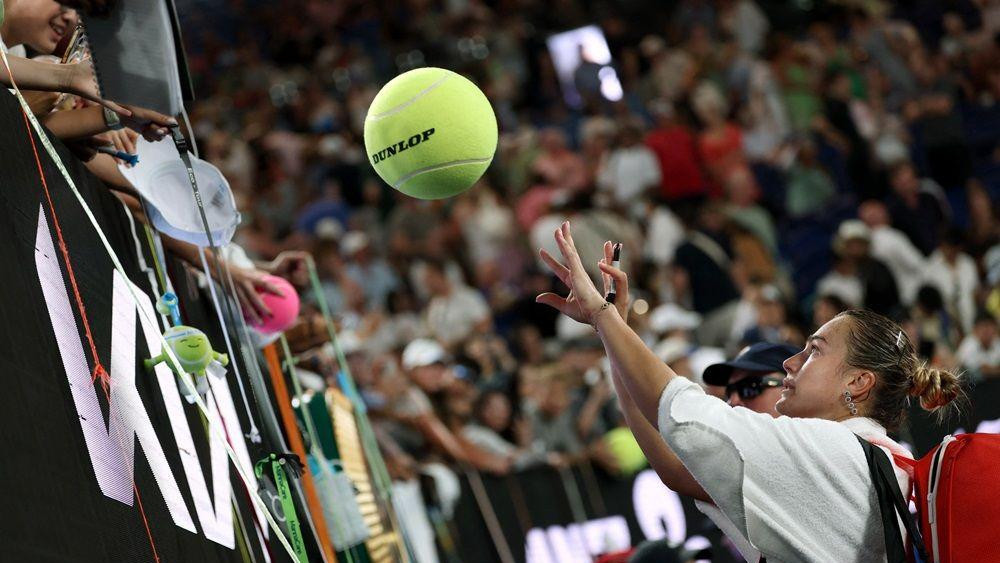 sabalenka potpisuje loptice navijačima na australijan openu