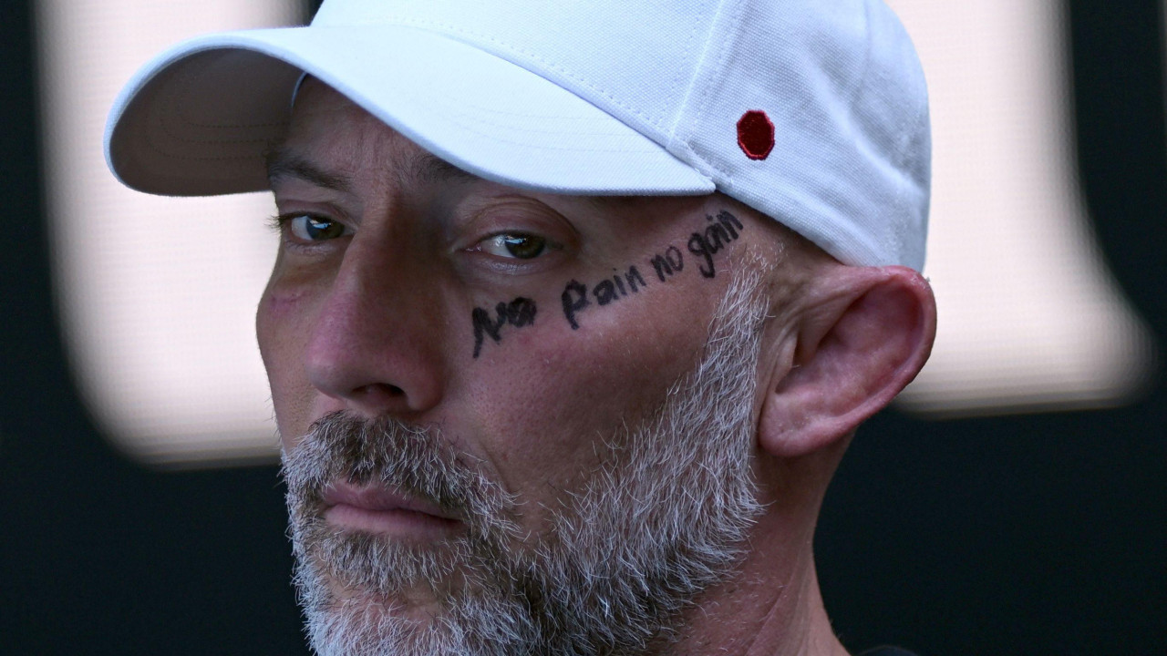 Džejson Stejsi, trener Beloruskinje Arine Sabalenke, posmatra tokom njenog četvrtfinalnog meča protiv Ive Jović iz SAD