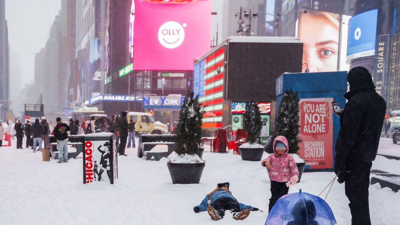 deca uživaju na snegu u njujorku