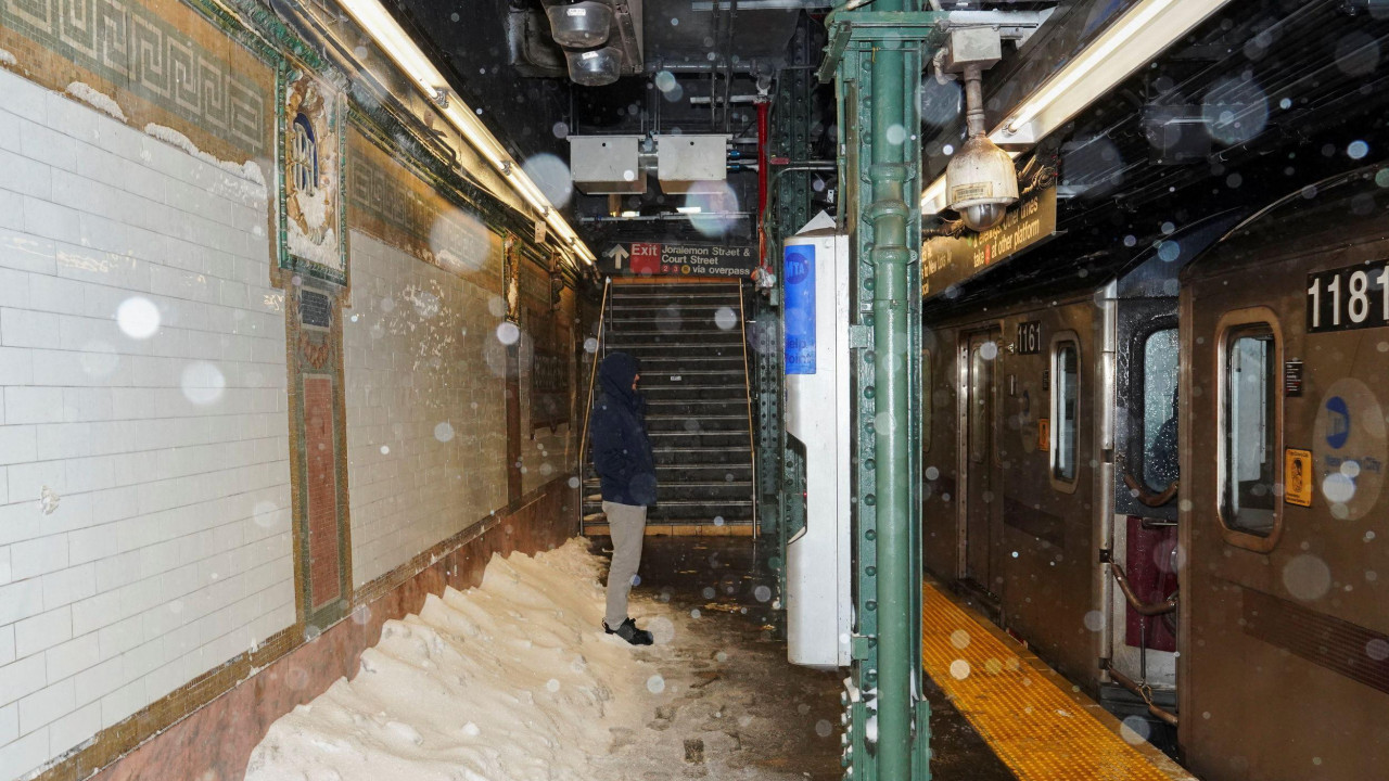 sneg je zatrpao i metro, snežna mečava u americi, mećava u njujorku, snežna oluja u njujorku