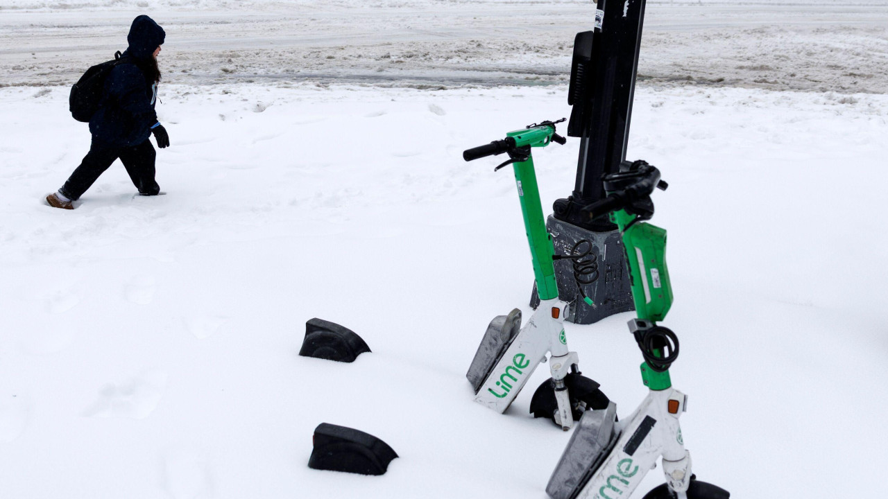 dete prolazi kroz sneg dubog do članaka,  prvom planu trotineti zavejni snegom 