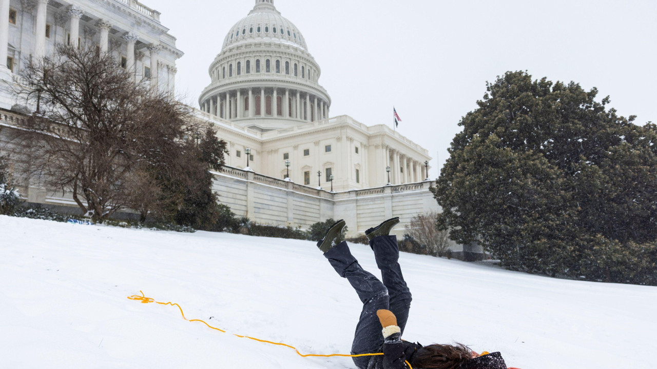 dete se sanka na naradžastim sankama ispred Kapitola u Vašingtonu