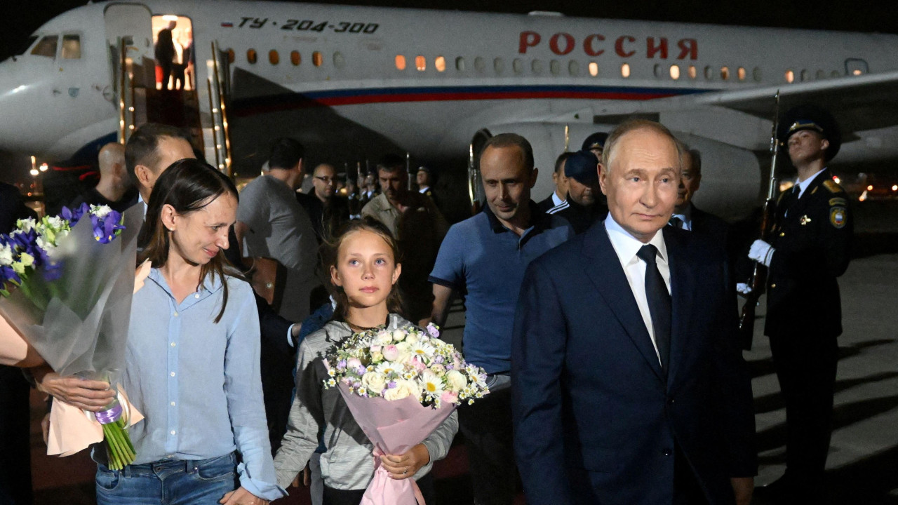 Predsednik Rusije Vladimir Putin dočekao je ruske tajne agente - Artjoma Dulceva i Anu Dulcevu, i njihovu decu u Moskvi