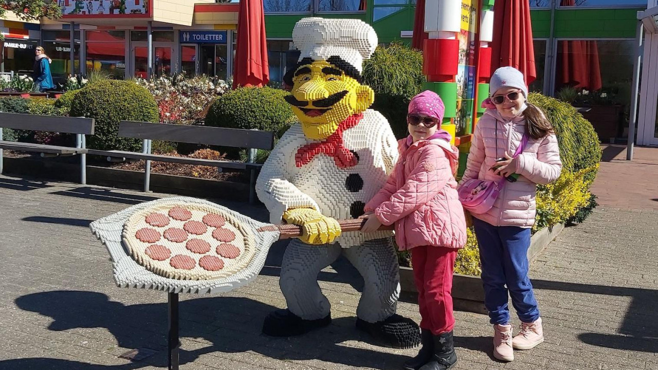 Sestre Aleksandra i Dora u Legolendu u Danskoj, pored modela pica majstora napravljenog od kockica