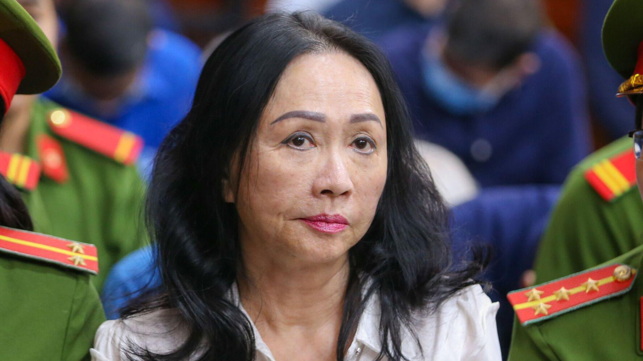 Starija žene crne kose između vijetnamskih vojnika