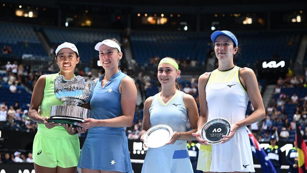 finale ženskog dubla na australijan openu, aleksandra krunić i ana danilina sa vicešampionskim peharima