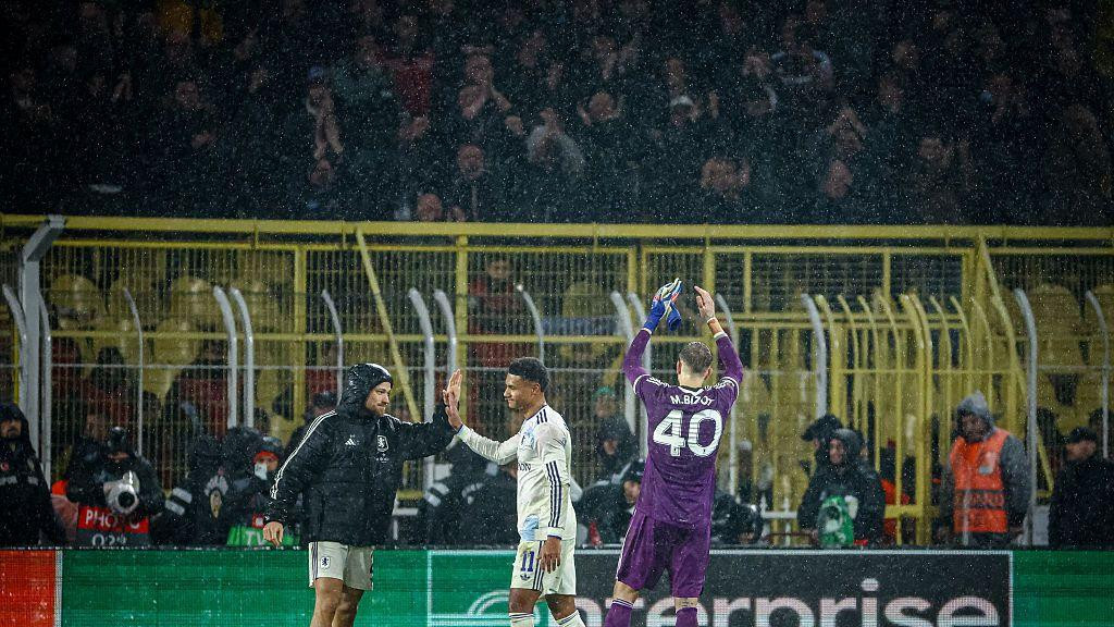 utakmica fenerbahče - aston vila u Ligi šampiona, u pozadini su navijači engleskog kluba na tribini u kavezu
