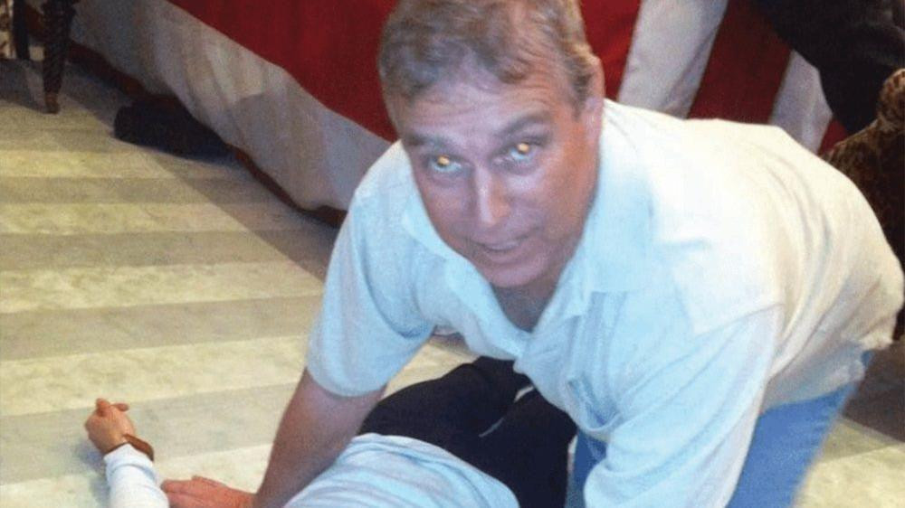 
                    endru, doskorašnji britanski princ Endru, brat kralja Čarlsa, na fotografiji nad telom neidentifikovane žene - slika je objavljena u najnovijim dokumentima o seksualnom p