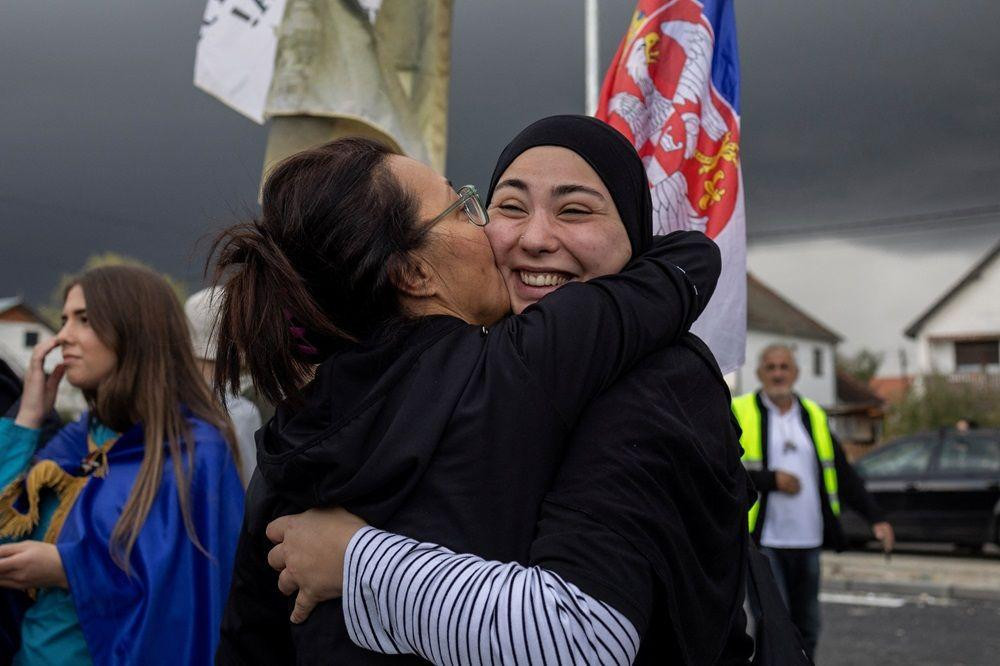 devojka sa hidžabom, žena grli devojku sa hidžabom tokom studentskog protesta u Srbiji