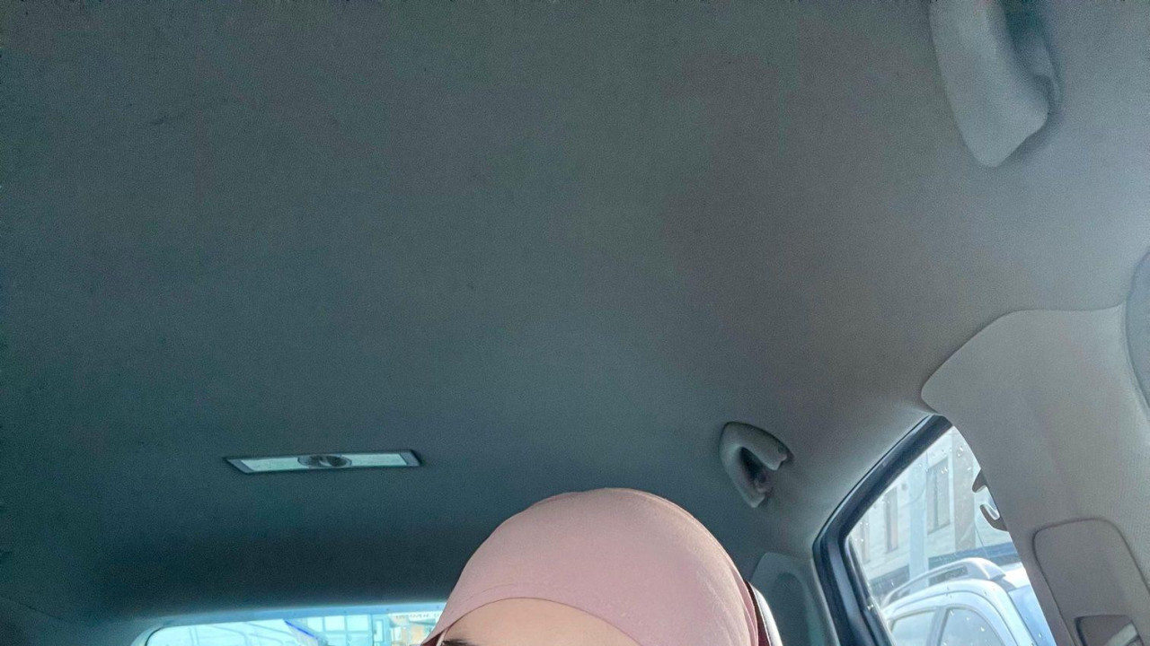 Devojka sa maramom na glavi u automobilu