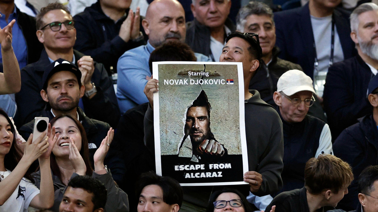 navijač novaka đokovića u melburnu, Đokovićev navijač u Melburnu drži zanimljiv transparent: Fotografija Novaka kao plakat za film i poruka: 'Bekstvo od Alkaraza'
