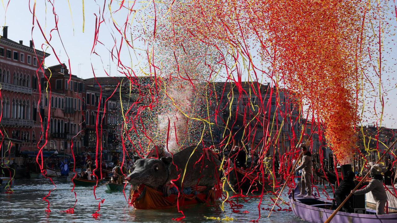 Konfete i trake padaju, na jednom od brodova parade je veliki pacov