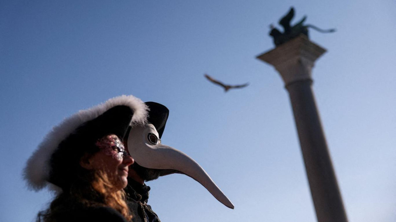 Dvoje maskiranih ljudi slikano iz profila