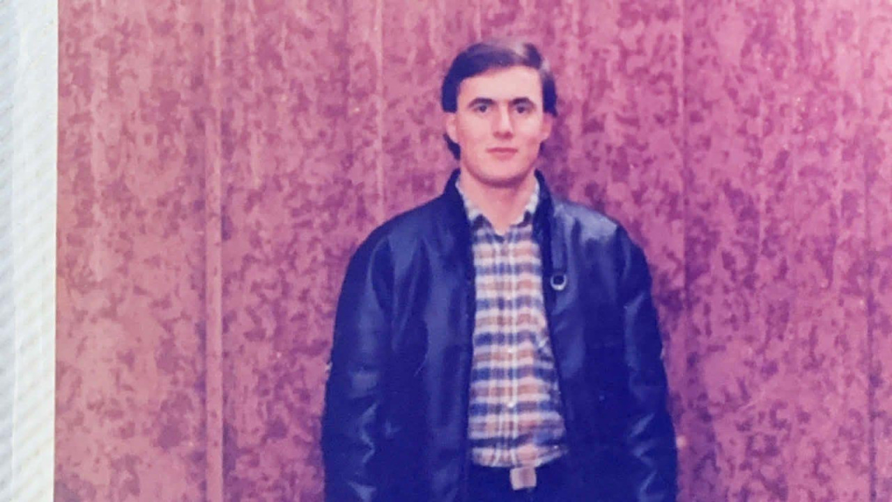 Klaus stoji u izbegličkom kampu u Titelu, u kožnoj jakni i kariranoj košulji