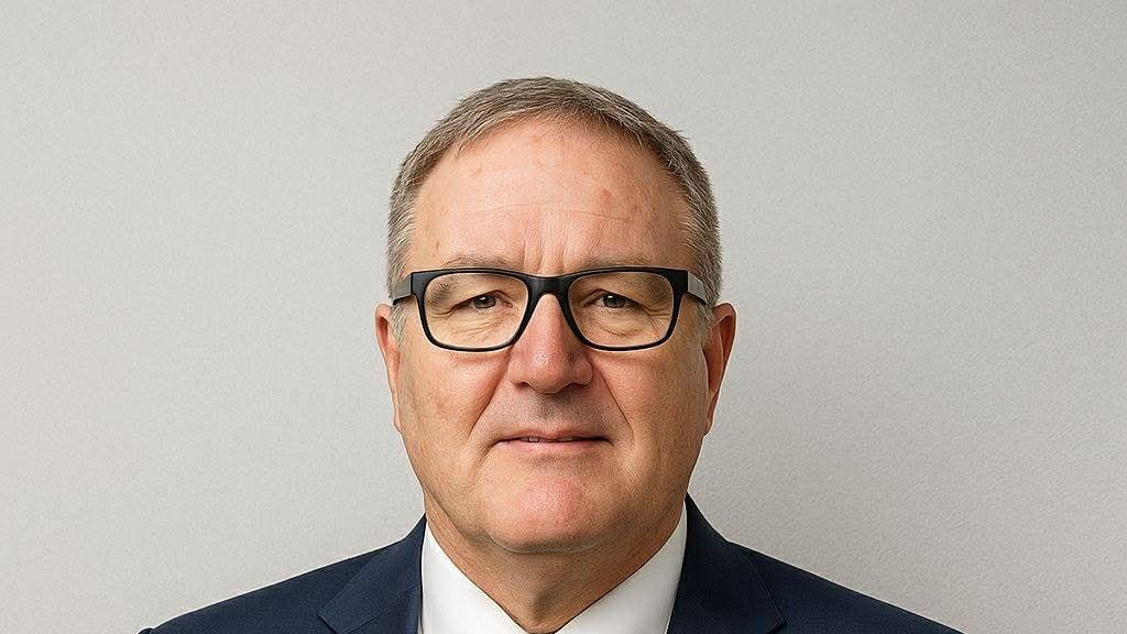 Klaus Baešu danas, čovek s naočarima u teget odelu