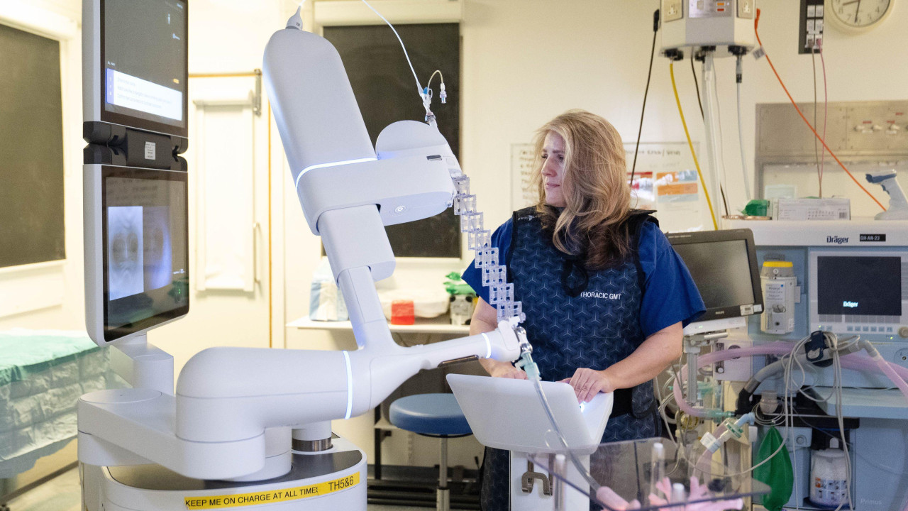 lekarka gleda u monitor