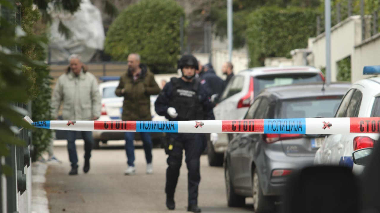 Uviđaj u dvorištu Zdravka Čolića na Dedinju, policijska traka i policajac u uniformi