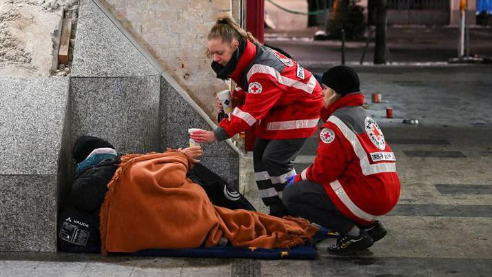 Volonterke crvenog krsta dodaju pomoć 