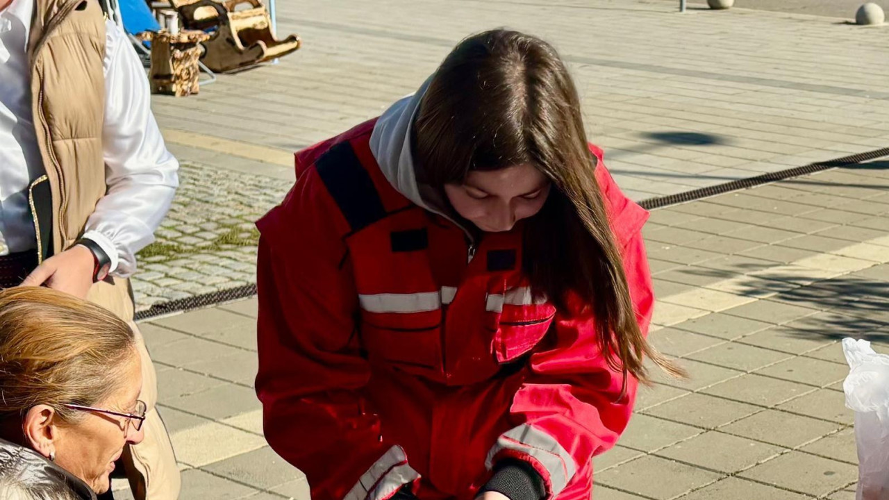 Devojka, volonterka Crvenog krsta 