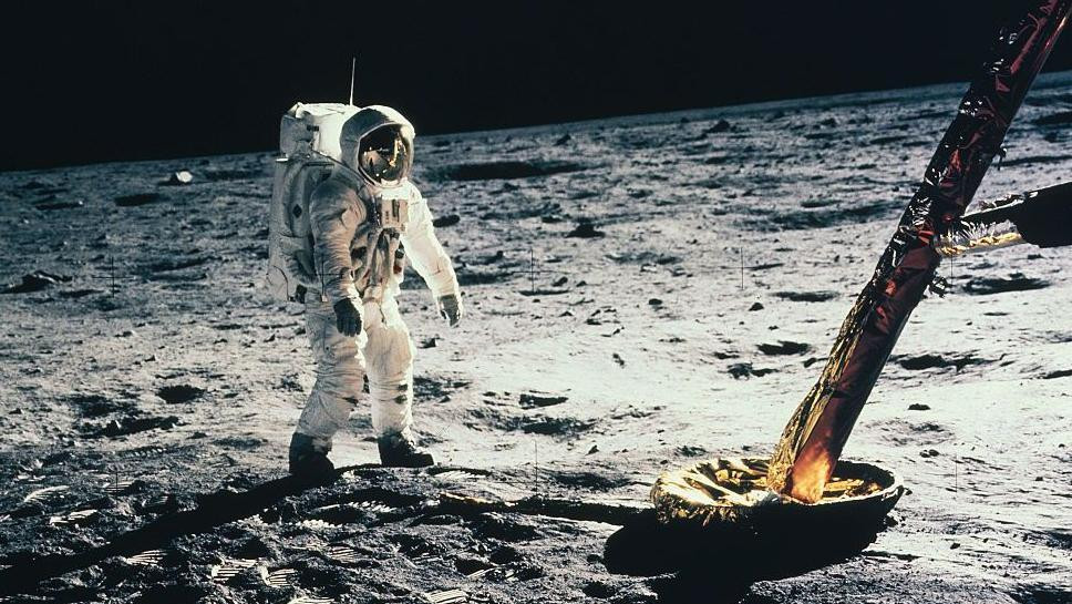 Astronaut Baz Oldrin je prikazan u svemirskom odelu sa reflektujućim vizirom tokom misije Apolo 11 na površinu Meseca