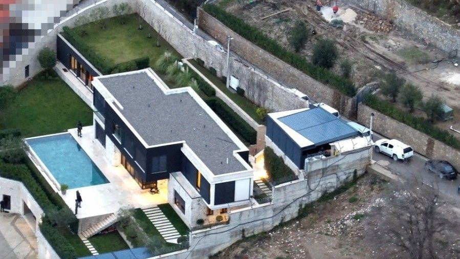 vila u kotorskom naselju Kavač koja se dovodi u vezu sa Radojem Zvicerom, navodnim vođom Kavačkog klana