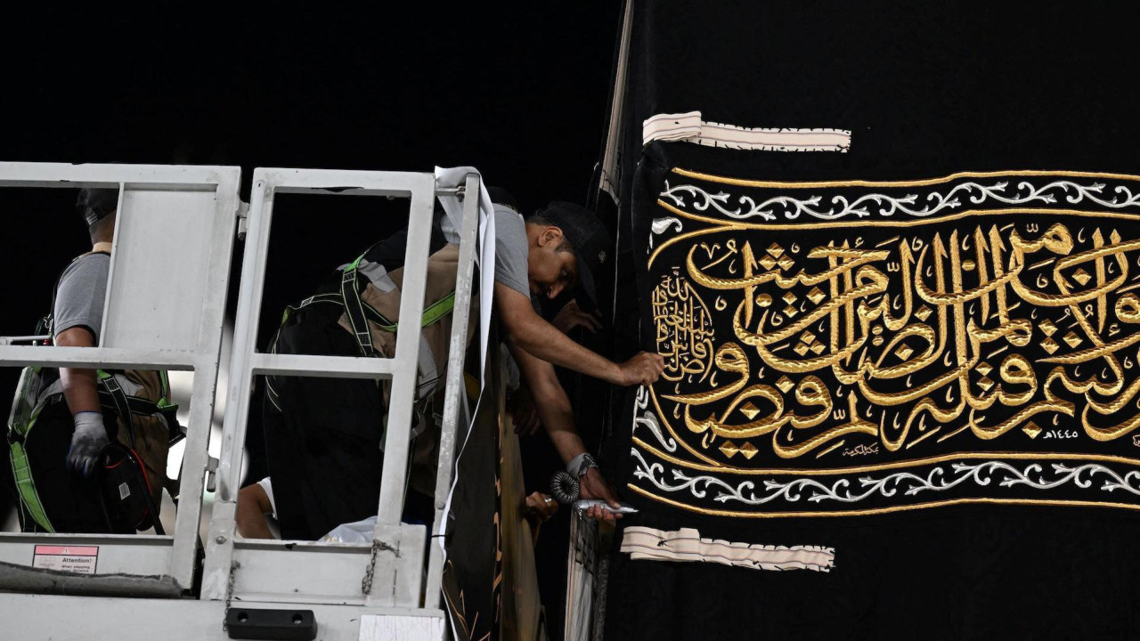 Radnici ručno spajaju delove nove kisve (svilene tkanine koja prekriva Kabu) u Velikoj džamiji u Meki, Saudijska Arabija, 7. jula 2024.