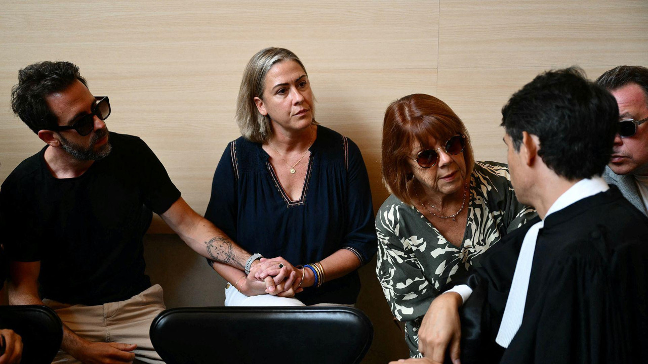 Žizel Peliko razgovara sa jednim od advokata u sudnici, dok su pored nje njena deca Karolina, Florijan i David 