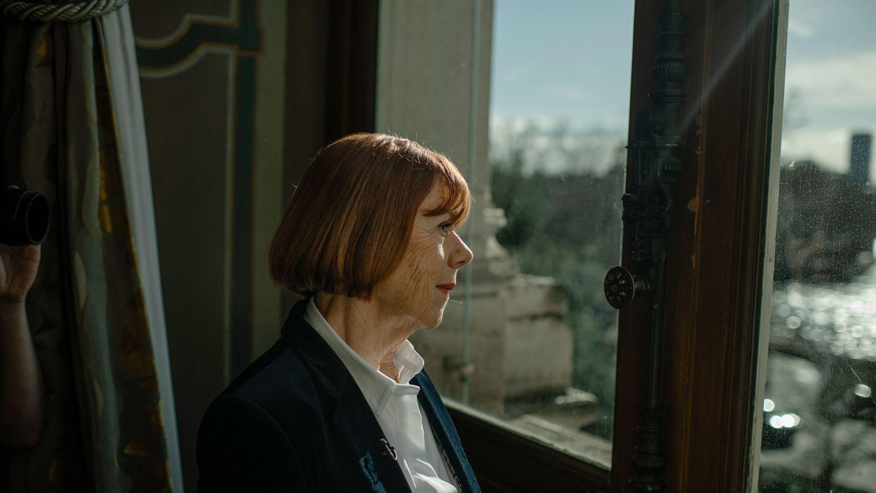 Žizel Peliko gleda kroz prozor