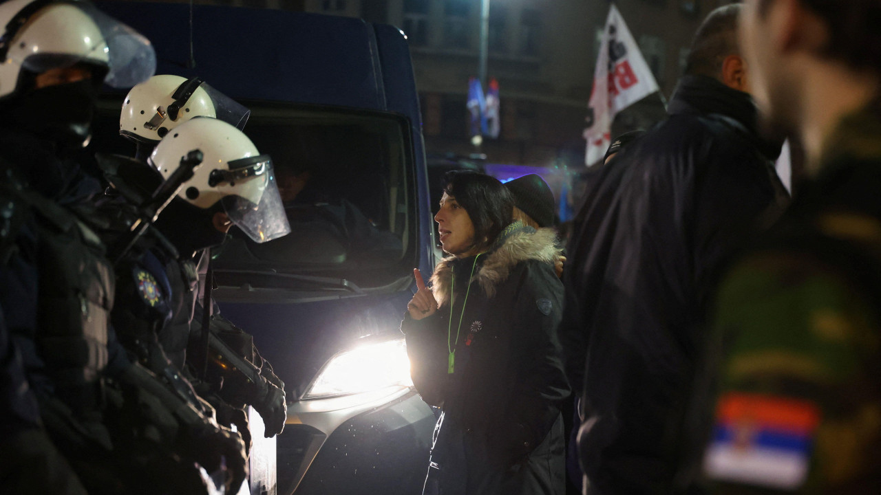 
                    Grupa antivladinih demonstranata protestovala je ispred Srpskog narodnog pozorišta gde je državni vrh obeležavao dva veka Matice Srpske - policijski kordon je stajao izme