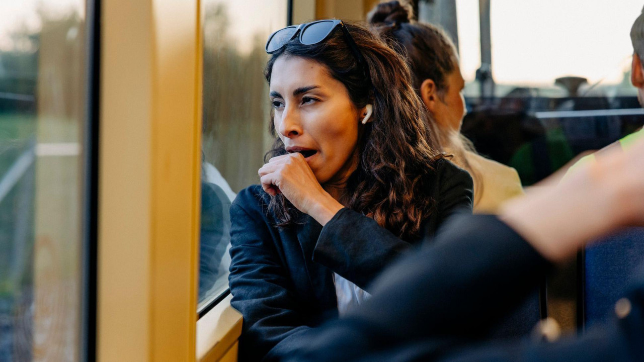 žena zeva u prevozu